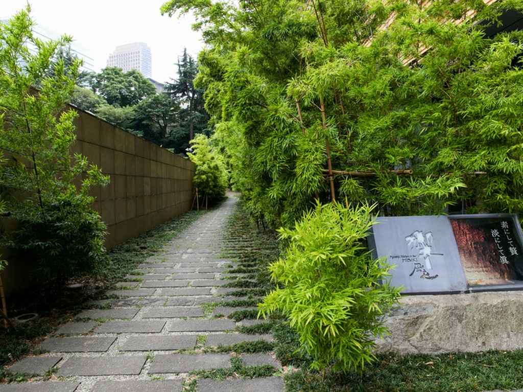 竹林に囲まれた雅やかな佇まい