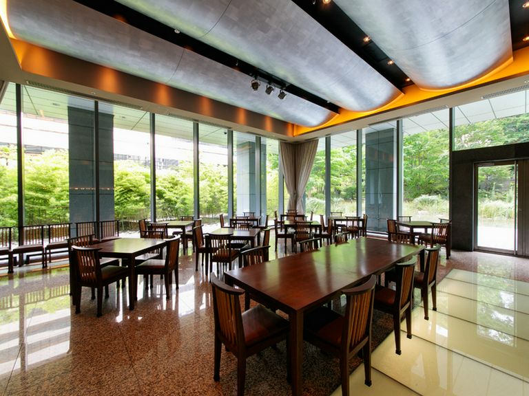 100名でのパーティーも可能なメインダイニング