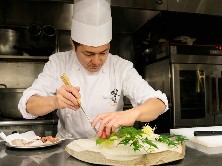 盛り付けにもこだわり、季節感溢れる料理に