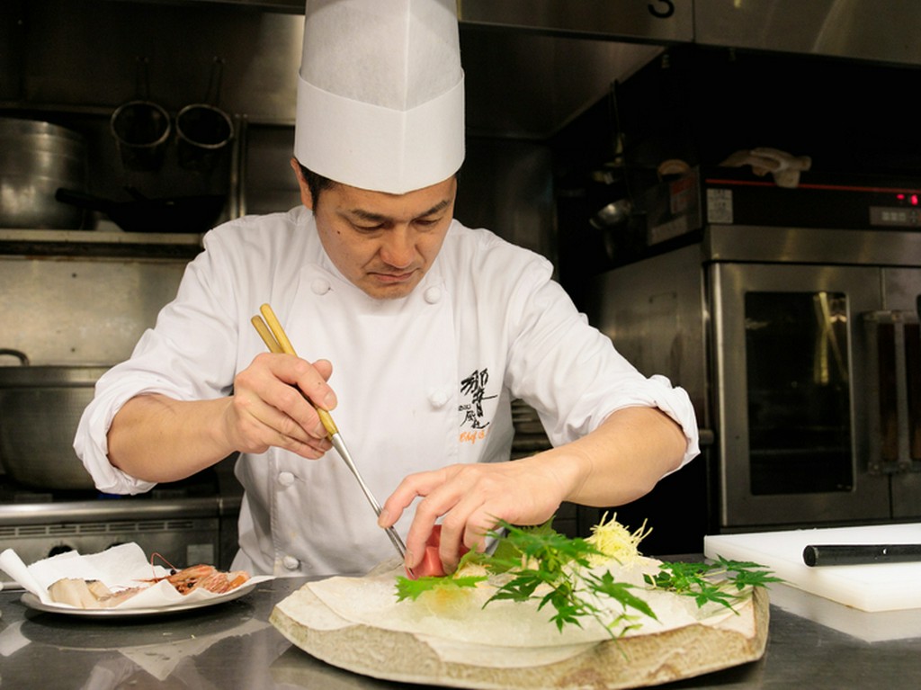 盛り付けにもこだわり、季節感溢れる料理に