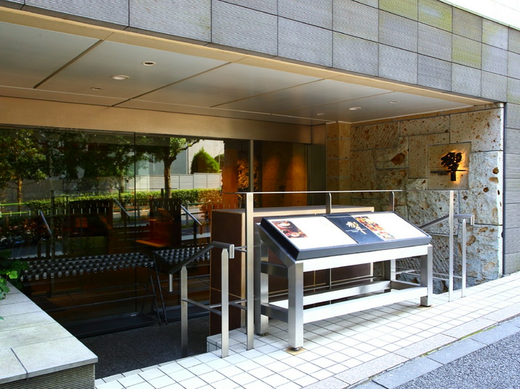 「品川」駅高輪口からすぐのビル1Fにあるスタイリッシュなお店