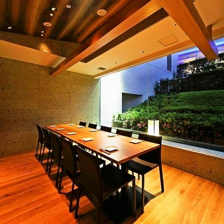 開放的な窓の外は一面の緑