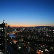 大阪の夜景を見渡せる、絶好のロケーション