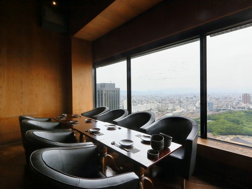 開放的な窓から大阪市街を一望できる個室