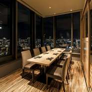 個室を多数ご用意しておりますので、様々なシーンでご利用頂けます。
また、関西の夜景を眺めながらお食事を楽しめます。