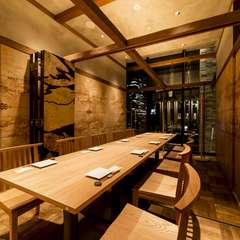 窓が付いており、開放感溢れるプライベート個室