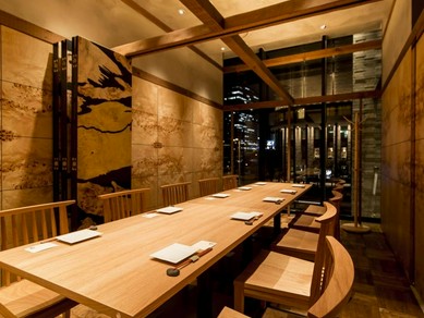 窓が付いており、開放感溢れるプライベート個室