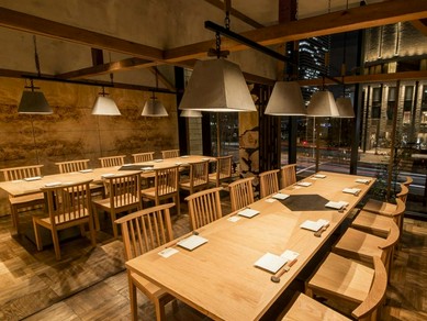 各種宴会や接待、会食に。人数に合わせて利用できるテーブル個室