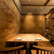 様々な表情を見せてくれる個室は、部屋ごとのデザインが違うのも特徴の一つ。少人数向けの個室もあり、デザインから雰囲気までデートにぴったりです。周りに気兼ねなく、2人の世界を楽しめます。