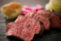 赤身肉は本来あるべき牛肉の味を、教えてくれる存在です。しっかりとした肉質は、口に入れた時の肉の旨み、食べ応えのある弾力が特徴です。