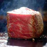 サーロインは肉のキメが細かく適度な霜降りがあります。
舌にのせた時の柔らかさと、まろやかさが黒毛和牛の特徴。