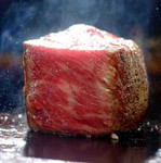 サーロインは肉のキメが細かく適度な霜降りがあります。
舌にのせた時の柔らかさと、まろやかさが黒毛和牛の特徴。