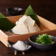 ［白に始まり、白で終わる］
響の王道の逸品
この豆腐は［始まりの白］
この逸品から響が始まります
普段味わえない贅沢なお豆腐。大豆の甘みを塩が引き立てる。