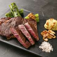 深い味わいとまろやかな脂質が魅力の山形牛。高温の鉄板で一気に焼き上げ、旨味を閉じ込めたステーキでご提供いたします。赤身肉・サーロイン・リブロースの3種類をご用意しておりますので、お好みでどうぞ。