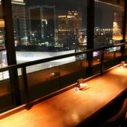 デートに理想的な並んで座れる窓際のカップルシートが用意されています。目の前に広がる梅田エリアの絶景を眺めながらのディナーは、特別な日のデートにおすすめ。