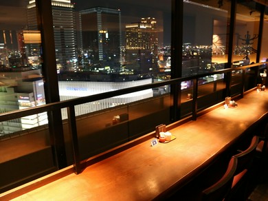 27階からのパノラマ夜景を眺めながら、ロマンチックなひととき