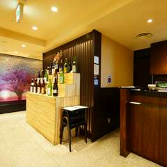 桜の絵と並べられた日本酒が目を引くエントランス