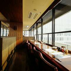 窓に面したカップルシートのカウンター席