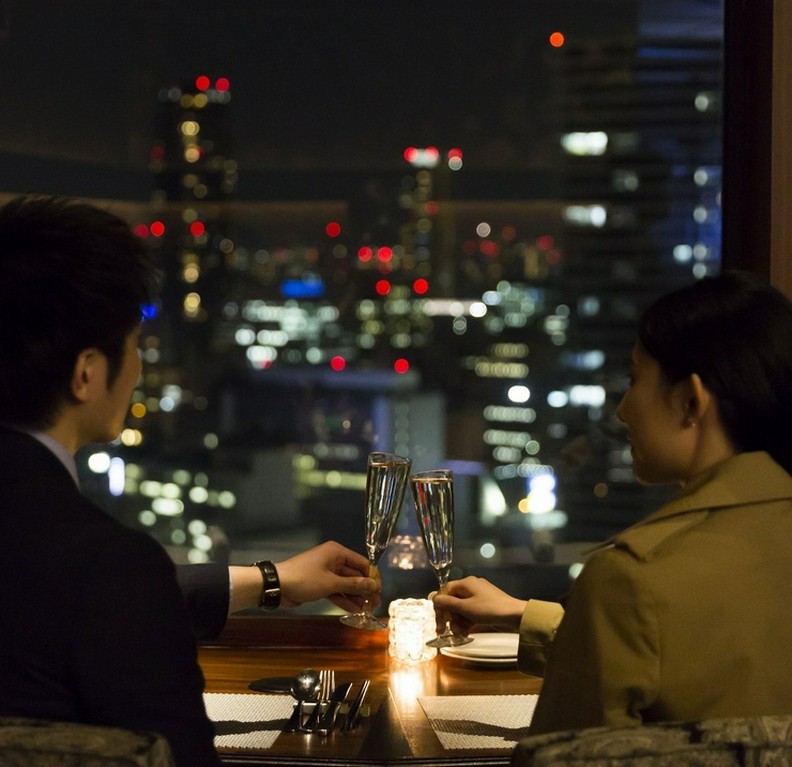 デートや記念日に。夜景を眺める窓際のペアシート