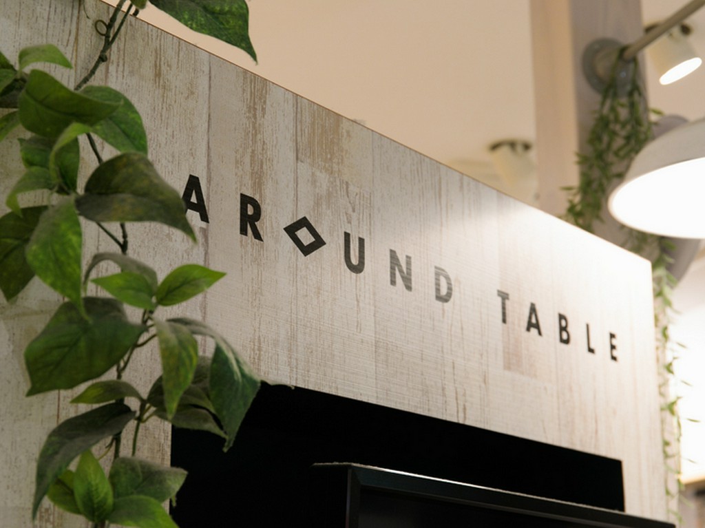 賑やかにテーブルを囲んで楽しいひとときを