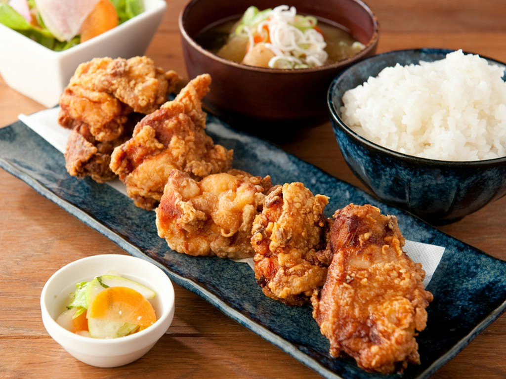 ジューシーな『匠の大山鶏の自家製出汁醤油唐揚げ定食』