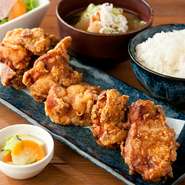 鳥取県産「匠の大山鶏」は抜群のジューシーさとまろやかなコクが特徴。国産昆布、煮干し、かつお節から丁寧にとった出汁からつくる自家製出汁醤油で味付け。ジューシーで鎌倉野菜のサラダと漬物も美味。