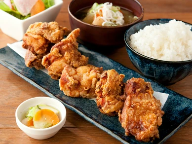 ジューシーな『匠の大山鶏の自家製出汁醤油唐揚げ定食』