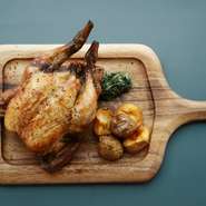 『ロティサリーチキン』は、全国各地から安定して供給でき、旨みと食感のバランスの良い雛鳥を厳選。特注のロティサリーマシンにより、旨みを閉じ込めております。