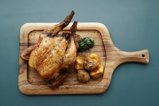 私たちの名物ロティサリーチキン