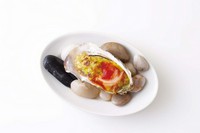 トリュフの香りがする贅沢なタルタルソースの焼き牡蠣です。