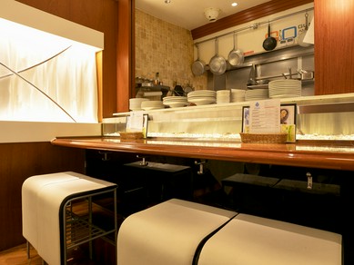 カウンターで安心して食事ができる