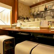 カウンター席は並んで座れるカップルシートになっており、自然と2人の距離が縮まります。なんばパークス内にあり、利便性も抜群。ショッピングや映画を楽しんだ後のディナーにいかがでしょうか。