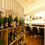 牡蠣料理に合う辛口のワインを中心に、様々なお酒が揃っています。カジュアルな雰囲気で気軽に飲めるサワーやカクテルも多数。料理に合わせてワインをセレクトしてもらうこともできます。