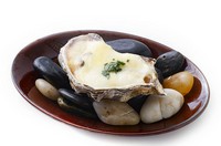 飴色玉ねぎと牡蠣スープで仕上げたオニオングラタン風の焼き牡蠣です。