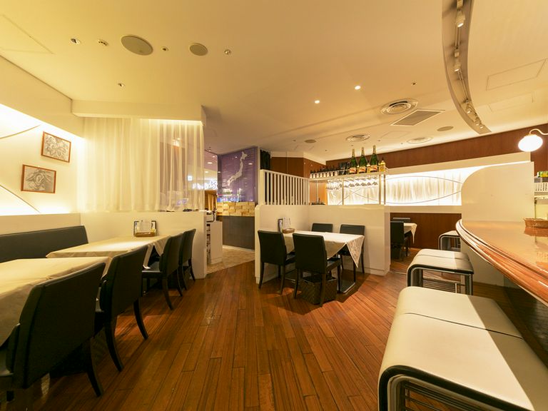 通路が広く、開放感のあるダイニングフロア