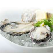 【オイスターテーブル】で使用されている牡蠣は、すべて国産。海洋深層水で浄化滅菌されるため、生牡蠣で牡蠣本来の味わいをたのしむことができます。その季節にあった牡蠣料理も見逃せません。