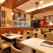 ウッド調の落ち着きがある雰囲気の店内で、新鮮な牡蠣を使用した料理を味わう至福のひととき。肩肘張らず大人カジュアルに、リラックスした気分で極上の牡蠣料理を味わえます。