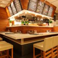 ゆったりとくつろげるソファー席や2人の距離が縮まるカウンター席があり、好みのタイプでデートを満喫できます。新鮮な牡蠣を中心とした料理に、自然と会話も弾みそう。