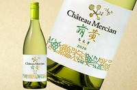 ＜辛口＞ 日本／品種：シャルドネ、甲州／色合いは輝きのあるレモンイエロー。心地よい酸とミネラル感が、豊かな果実香とともに余韻を感じるワイン。