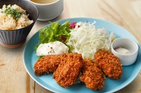 牡蠣スープ／ポテトサラダ／牡蠣だしの炊き込みご飯付
おすすめドリンク：CACCCIスパークリング
