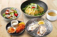 牡蠣を満喫！当店のスタンダードなラン チコース
生牡蠣2ピース／牡蠣スープ／生ハムサラダ
焼き牡蠣1ピース・カキフライ1ピース
選べるメイン下記の1～6より1品お選びください。
