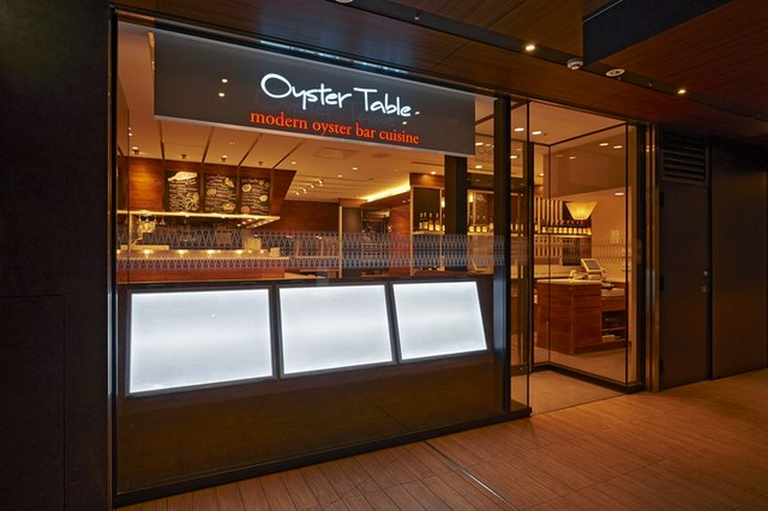 上野の森サクラテラス3Fにあるおしゃれなオイスターバー