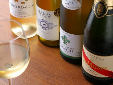 ワインを主体に、牡蠣に合う様々なお酒がラインナップ
