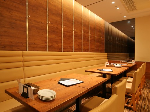 ゆったりと会話をしながら食事ができる落ち着いた雰囲気