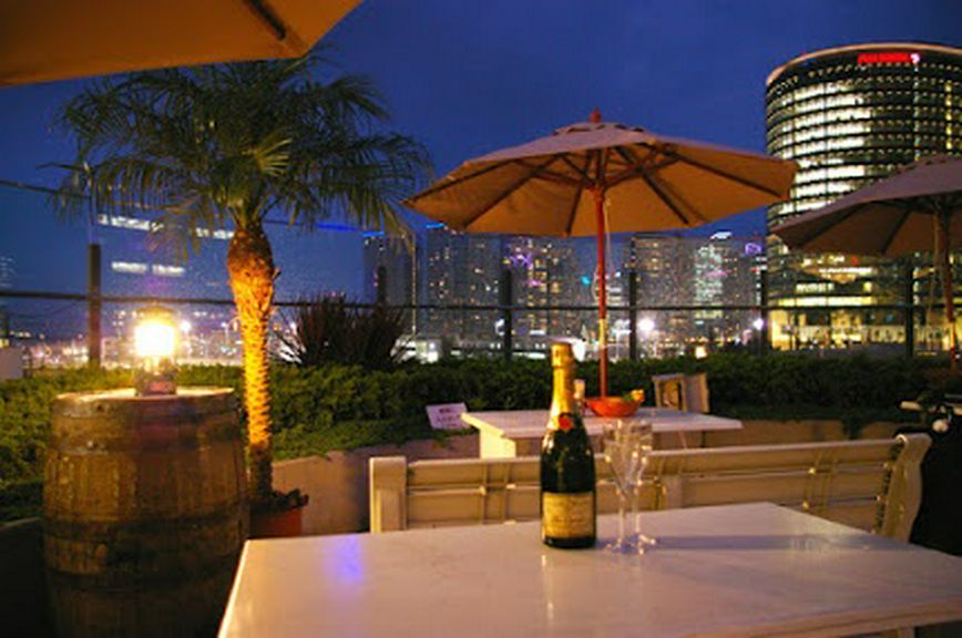 デートやおしゃべりに。開放的で夜景が綺麗なテラス席