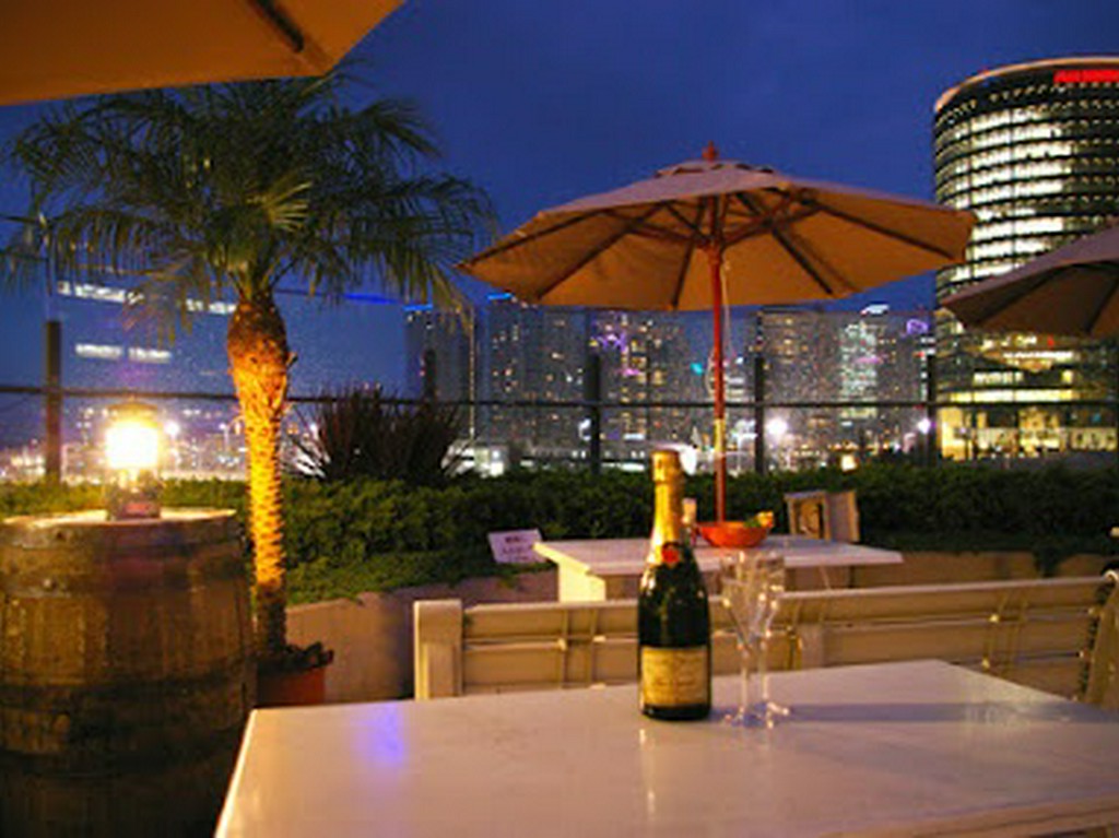 デートやおしゃべりに。開放的で夜景が綺麗なテラス席