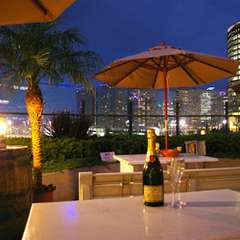 デートやおしゃべりに。開放的で夜景が綺麗なテラス席