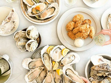 新鮮な牡蠣料理とワインを囲んでおしゃれな女子会