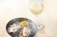 ランチをご注文の方限定！旬の生牡蠣とドリンクのマリーアジュを気軽に楽しめるセットです。