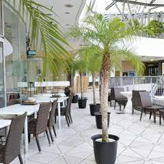 ランチにもディナーにも使えるテラス席